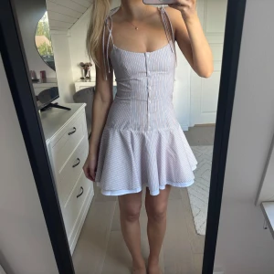 Zara Miniklänning  - Säljer denna supersöta populära klänningen från Zara som tyvärr inte kommit till användning!💗