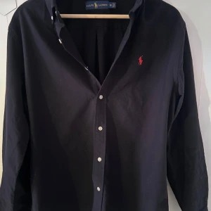 Svart skjorta från Ralph Lauren M - Säljer min svarta Ralph Lauren skjorta då den inte kommer till användning. Skickar samma dag som köp!!!