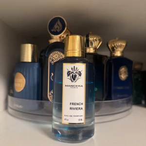 Mancera French Riviera parfym 120ml (mängd enl sista bild) - En saltig vind sveper över Esterels bergiga sluttningar och höjdernas friskhet bjuder in sig själv på kusten som badar i Medelhavssolen. Franska Rivieran är en inbjudan till ""farniente"", när hjärtat lugnar ner sig och tiden står stilla. Känslan hos skaparen och hans dotter som är förälskade i denna landremsa som ligger mellan havet och bergen. Det är en delning av livets sötma och våra semesterminnen. 