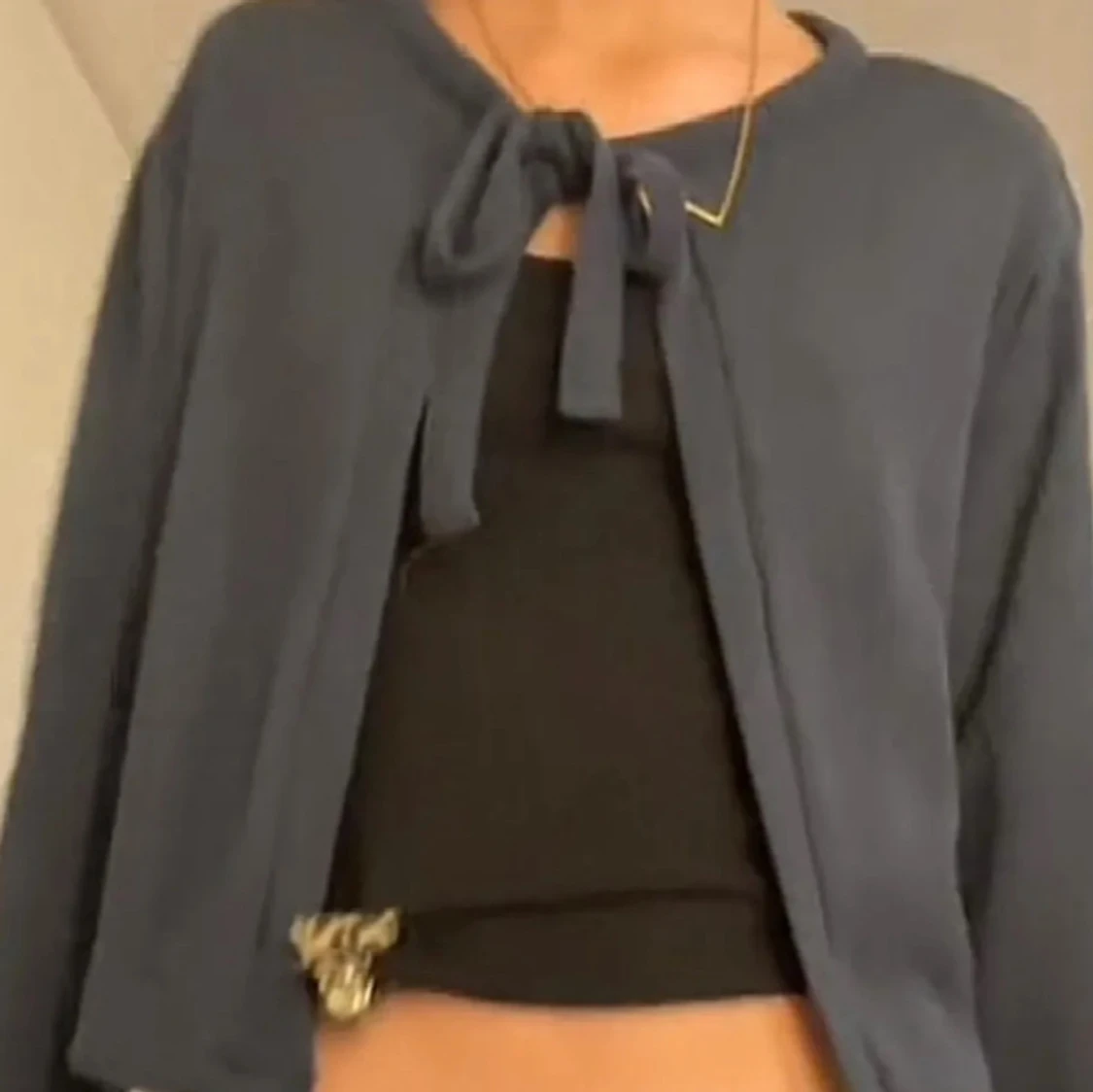 Marinblå kofta med knyt