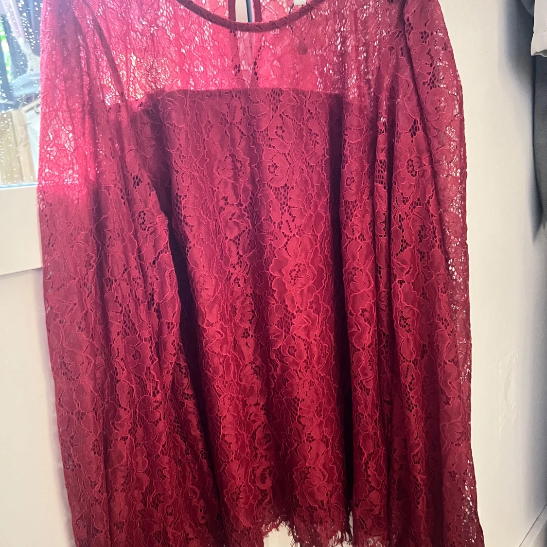 Vinröd spetsklänning Hampton Republic - 1