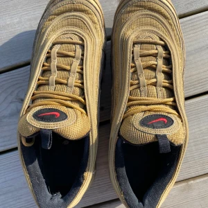 Nike Air Max 97 Guld Sneakers - Ligger ute på fler sidor först till kvarn 