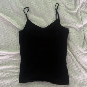 Svart slim linnetopp från Cubus - Svart slim fit linnetopp från Cubus med smala axelband och v-ringad hals.