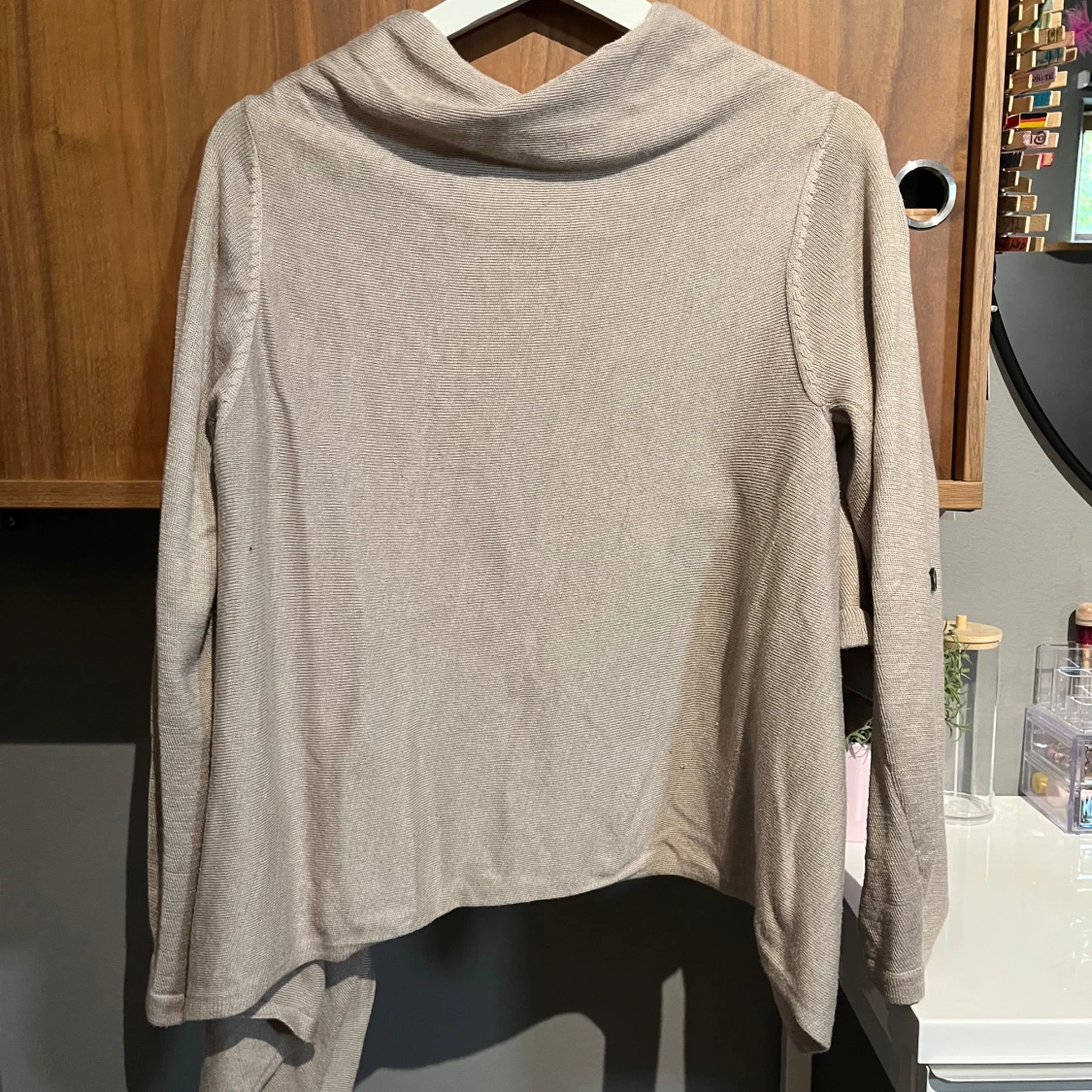 Beige omlottkofta med knappdetalj - 1