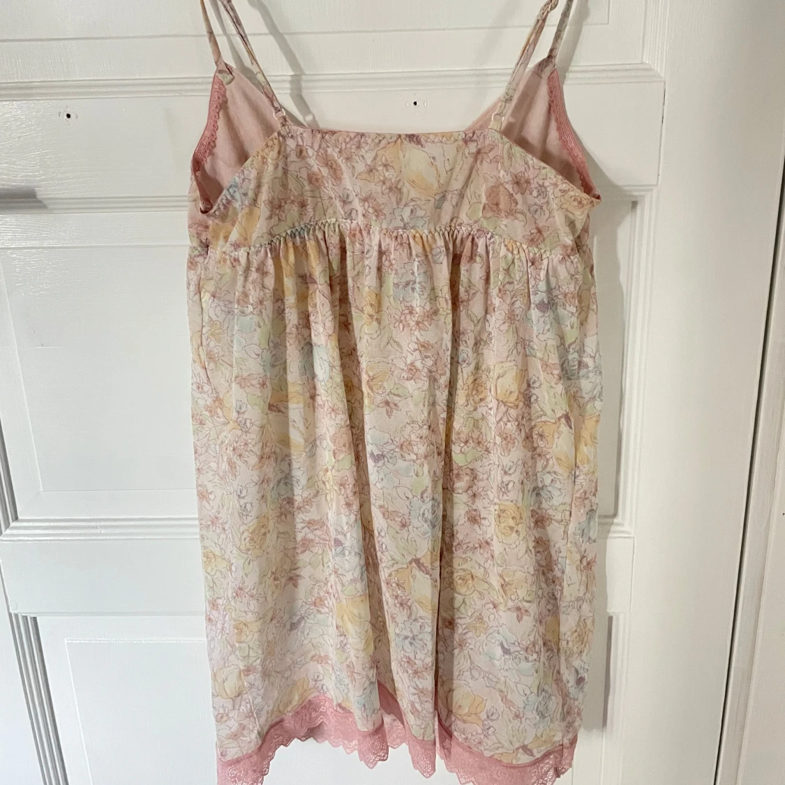 Pastellblommig kort linne med spets - 1