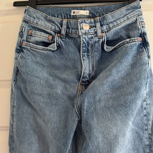 Ljusblå raka jeans från g perfect jeans - Säljer ett par klassiska ljusblå jeans från ginatricot perfect jeans i rak modell. Jeansen har fem fickor, silverfärgad knapp och dragkedja. De är tillverkade i slitstarkt denim och har en tidlös look som funkar till allt.