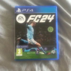 FC 24 - Upplev den ultimata fotbollskänslan på din PS4 med EA Sports FC 24! Spela med tusentals autentiska spelare och lag från världens största ligor. Perfekt för dig som älskar sport, tävling och att utmana vänner både online och offline.