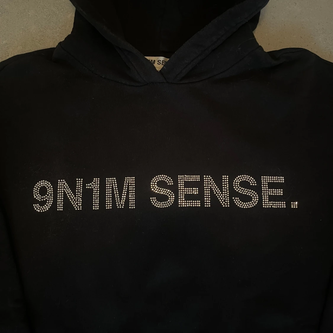 Svart hoodie 9N1M SENSE med strass - 1