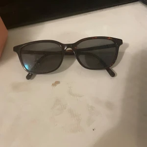 Solglasögon  - Snygga solglasögon att gå med ute har bara används en gång 