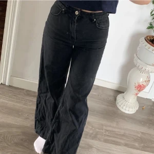 Svarta Jeans - i storlek S, från bershka, Är använda och kan ha små små defekter som fläckar men inget som syns super💗
