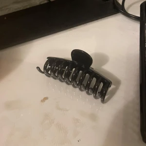 Hårklämma - En fin hårklämma till håret köpte den precis och har inte använt den något 