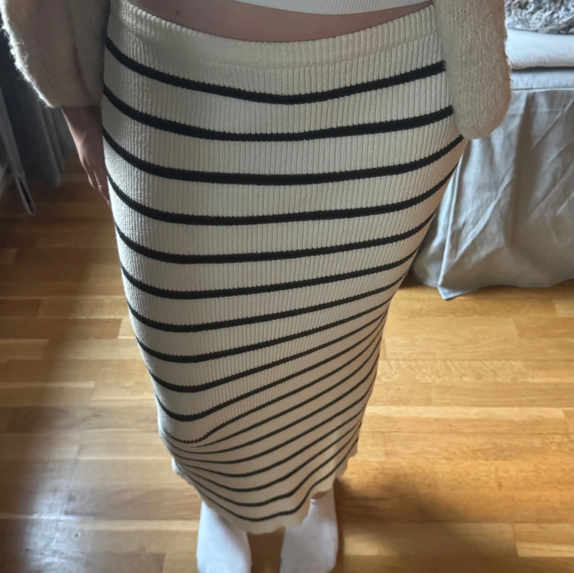 Randig ribbad långkjol med slits - 1