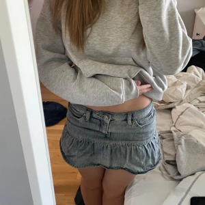 Jeanskjol med volang från urban outfitters - Superfin ljusblå jeanskjol med volangkant nertill från utban outfitters, säljer för den kommer inte till användning längre💞