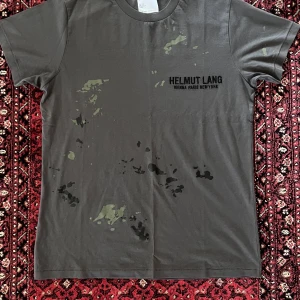 HELMUT LANG T-SHIRT - [HELMUT LANG] Paint splatter t-shirt som är helt ny med tags. Aldrig använd. Size small. Äktighetsbevis finns. DM vid frågor 