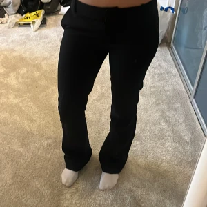 Low waist kostymbyxa - BikBok - Snygga svarta kostymbyxor från BikBok i storlek 34. Byxorna har bootcut-modell med normal passform och klassisk look. 