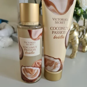 Victoria's Secret Coconut Passion Brûlée - Set med body mist och lotion från Victoria's Secret i doften Coconut Passion Brûlée. Flaskan och tuben är beige med bruna och vita marmorliknande detaljer och guldfärgade lock. Doften har inslag av kokosflingor och brun socker, perfekt för dig som gillar söta, tropiska toner. Helt nytt och oanvänt. Säljes via köp nu, inga prisförslag accepteras.