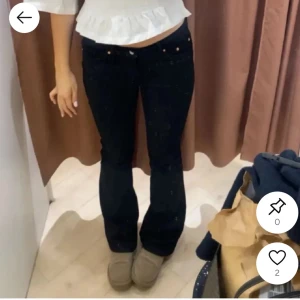 Svarta bootcut jeans från Levi's - Snygga svarta jeans från Gina Tricot med klassisk femficksmodell och bootcut-ben. Jeansen har låg midja och är tillverkade i ett stretchigt denimtyg som sitter skönt. Perfekta för dig som gillar en tidlös och clean look. Har aldrig använt dom 