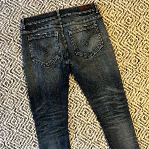 DONDUP GEORGE JEANS - Tjena! Säljer nu ett par tvär feta Dondup jeans! | Skick 9/10 Mycket bra! | Midja: 42cm | Längd: 101cm | Nypris ca 3500kr | Mitt pris 899kr | Kom gärna pm vid frågor eller funderingar | Postas eller möts upp i Gävle!
