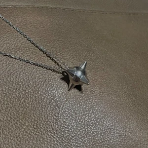 Spike Core - Silver Necklace - 50 cm stainless steel kedja. Hängsmycke 2 cm