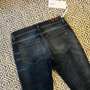 DONDUP GEORGE JEANS - Tjena! Säljer nu ett par tvär feta Dondup jeans! | Skick 10/10 nya! | Midja: 41cm | Längd: 105cm | Nypris ca 3500kr | Mitt pris 950kr | Kom gärna pm vid frågor eller funderingar | Postas eller möts upp i Gävle!