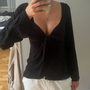 Design by si - Maddy Blouse  - Storlek xs/s. Använd max 3 gånger. Mycket bra skick. Inga skador eller fläckar. Originalpris 393kr.
