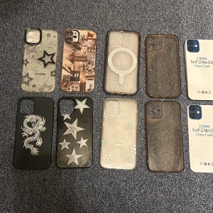 Glittriga och mönstrade mobilskal - Säljer flera olika mobilskal till iPhone 12 mini med unika mönster. Välj mellan glittriga stjärnor, en drake, collage-design eller snöflingor. Perfekt för att ge din mobil en personlig touch! Säljer ett skal för 30kr🤗