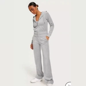  Juicy couture byxor - .säljer ändast byxorna. Använt 3 gånger. Säljer för jag vill ha i annan färg. Skriv dm för bilder o info priset kan diskuteras💞