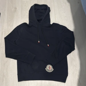 Moncler Hoodie - Superfin moncler Hoodie i jättebra skick. Inga skador eller fläckar. Garanterar äktenskap .🤩Limited edition Genius 1952!  🤩Bara hör av er om ni har fler frågor 