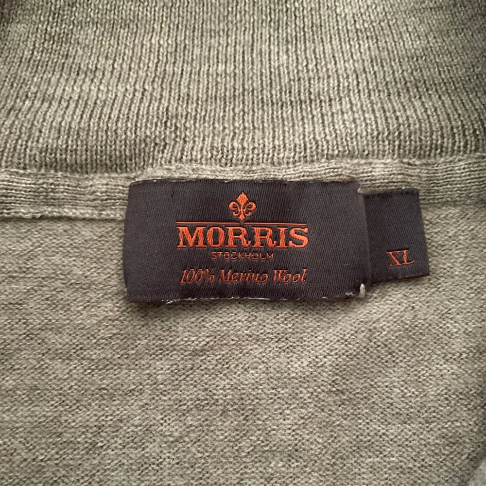 100% merino ull beige half zip tröja från Morris. Använd 3 gånger och är i storlek S men passar även M. (Står XL på etiketten) nypris 1800. Neuletakit & Villapaidat.