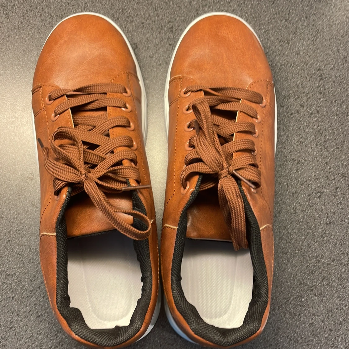 Bruna sneakers med vit sula - 2