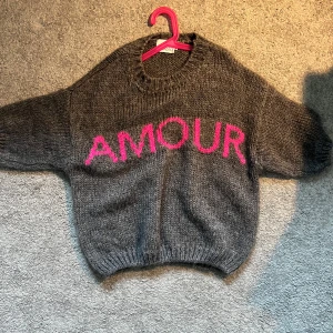 Stickad Tröja i mohair - Säljer denna fina, mysiga tröja från Noella Fashion som knappt har använts! Storlek: xs/s men är lite oversized! Ordpris: 799kr 