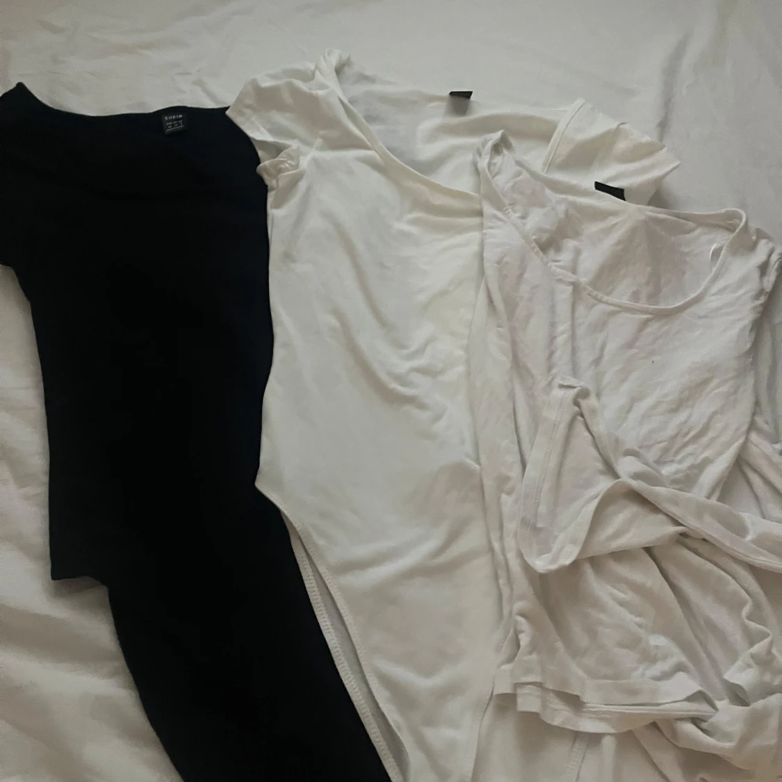 Svart och vit t-shirt