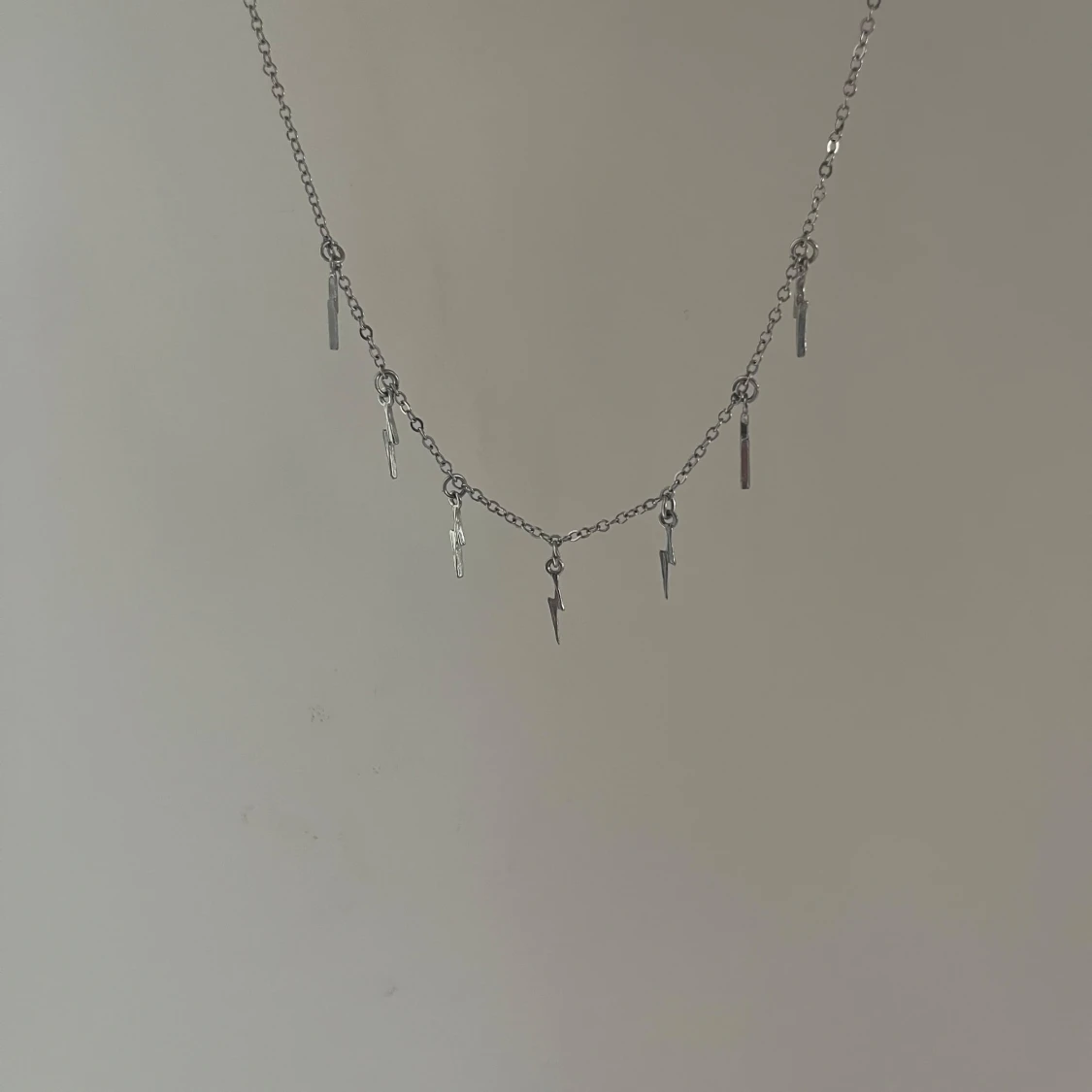 Silvrigt snyggt halsband⚡️