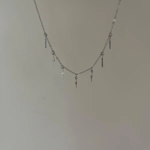 Silvrigt snyggt halsband⚡️ - Stockholmsstil halsband med blixtrar⚡️💕 Nästan aldrig användt💕
