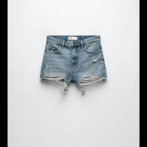 Zara jeans shorts  - Ett par blåa jätte fina shorts från zara, ”zw the cut of shorts ” i storlek 34. I bra skick, säljes 70kr
