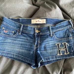 Hollister shorts - Jätte fina lågmidjade Hollister shorts, skriv o fråga om mått osv!