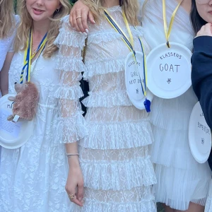 By malina studentklänning  - Säljer min vackra studentklänning från By Malina! Endast använd 1 gång, otroligt fint skick💖💖går ner i pris vid snabb affär!