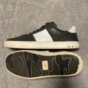 Valentino flycrew - Säljer nu dessa as feta flycrew från valentino i olivgrön färg. Skorna är i storlek 44,5 och är använda sparsamt, 7 nitar saknas från högra skon och 2 från vänstra. Nypris ca 7000kr mitt pris 2599kr förhandlingsbart vid snabb affär. Hör gärna av er vid frågor eller funderingar!