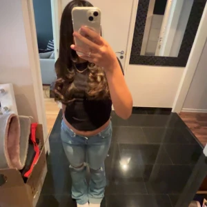 Blå jeans med slitningar från fashionova  - Snygga blå jeans med slitningar på knäna. De har en lågmidjad passform och en straight stil. Passar till allt. Size 7