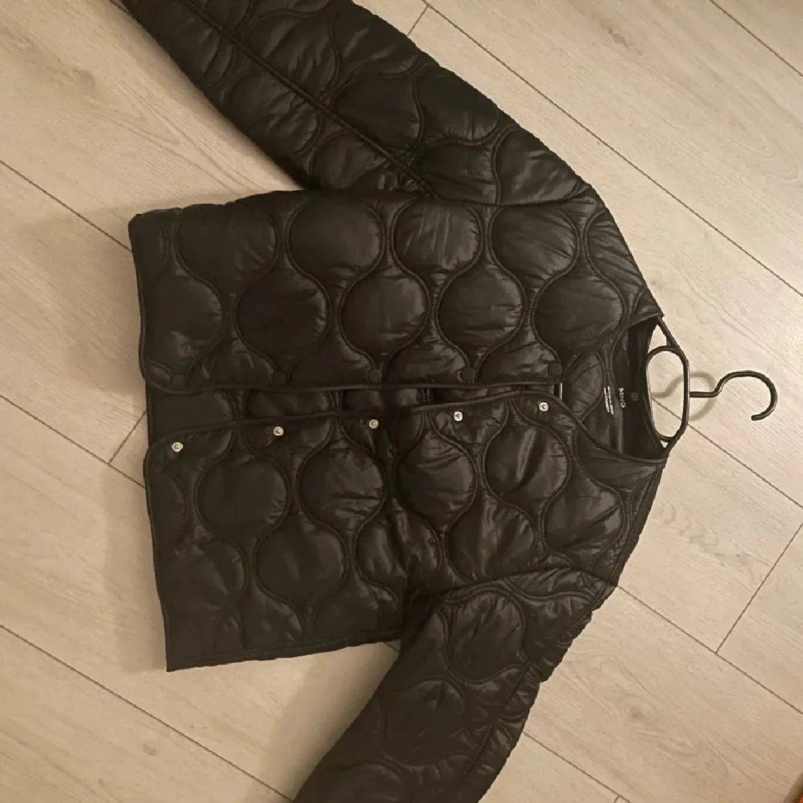 Svart quiltad jacka från mango - 1