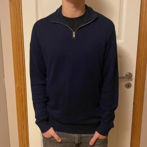 Mörkblå halfzip från Jack & Jones  - Snygg halfzip från Jack & Jones som jag säljer då den inte kommer till användning längre. Modellen är 181 cm storlek S pris 149kr