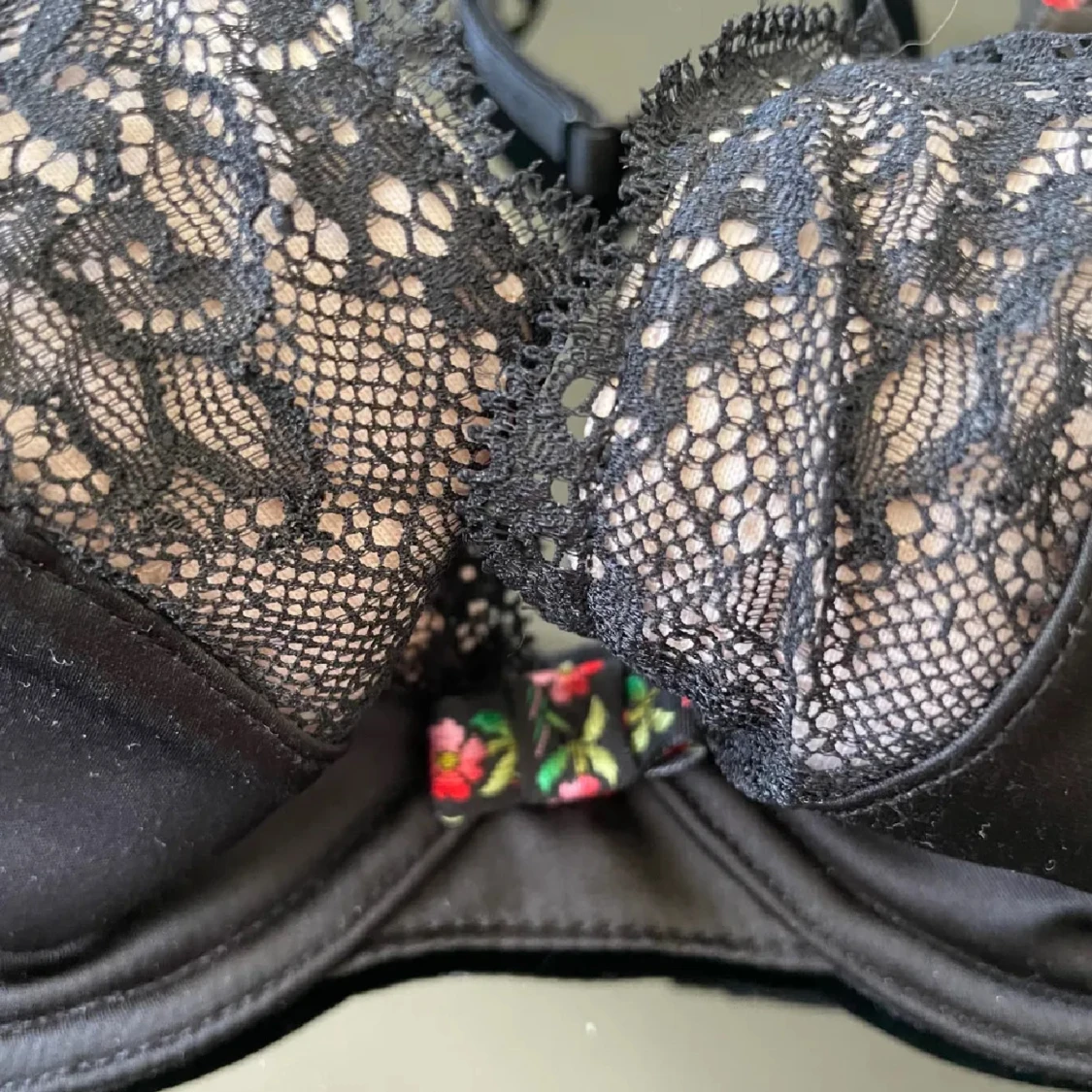 Svart spets-bh med blommiga axelband - 1