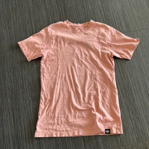 Rosa t-shirt från Dickies - Säljer en stilren rosa t-shirt från Dickies i storlek XS. T-shirten är kortärmad och har en liten logga på bröstet. Perfekt för en avslappnad look. 
