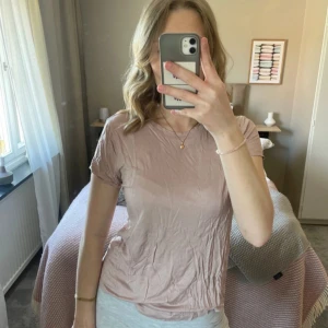 Beige t-shirt - Säljer en enkel och stilren beige t-shirt med korta ärmar. Perfekt för en avslappnad look. Passar bra till jeans eller kjol.