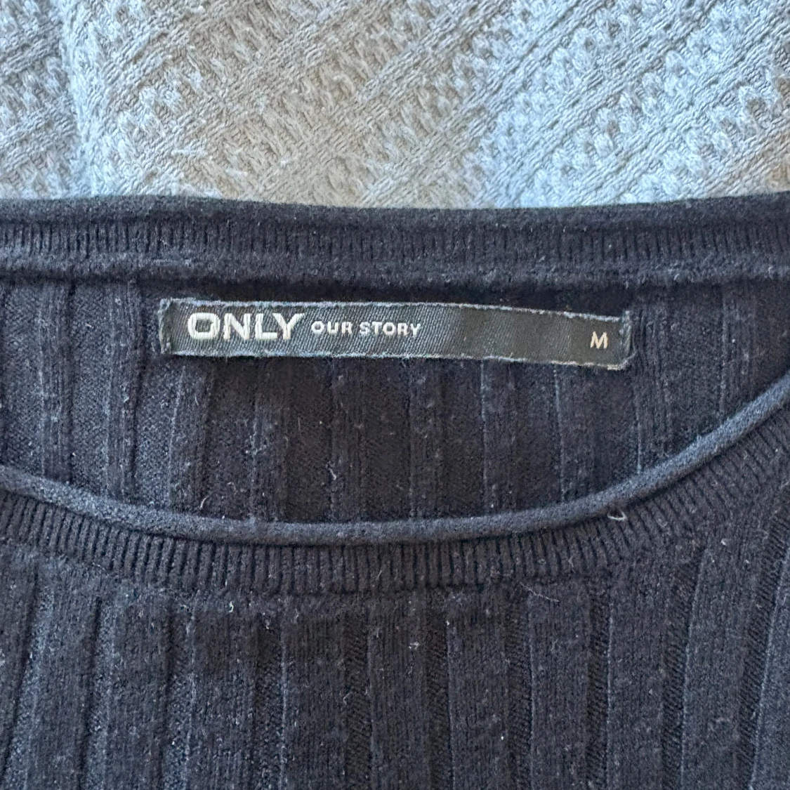 Svart ribbad tröja från ONLY - 1