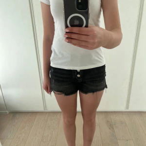 Svarta jeansshorts - Svarta jeansshorts ifrån Zara. Storlek 11-12 år men passar mig med storlek XS💕Skriv om du har frågor!