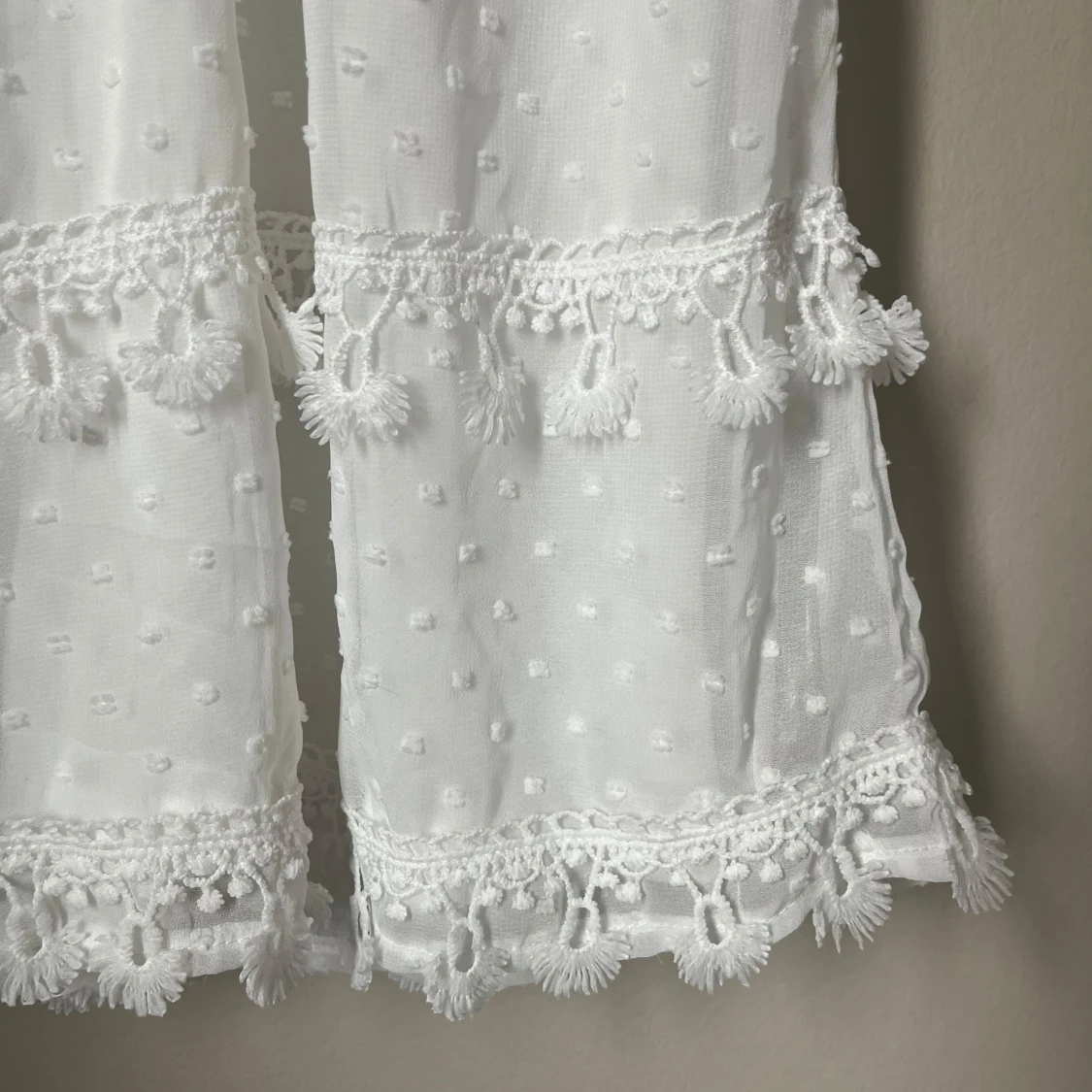 Vit klänning med spetsdetaljer - 3