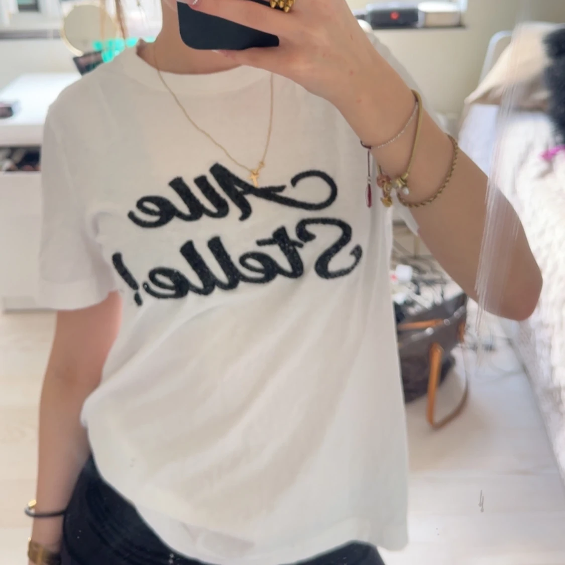 Vit t-shirt med svart text