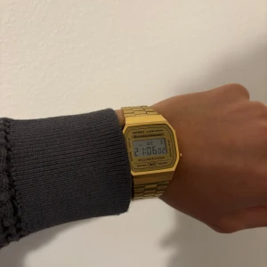 Casio digitalklocka  - Hej, säljer min gamla casio klocka eftersom jag har haft den ganska länge som ni ser på bilderna. Den funkar fullt och är i god skick. Storleken går och justera direkt utan kostnader.