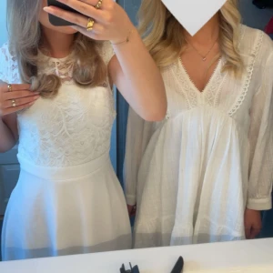 Vit spetsklänning - Säljer denna super fina skolavslutningsklänning/studentklänning!som är i väldigt gott skick och bara andvänt en gång🤍🤍